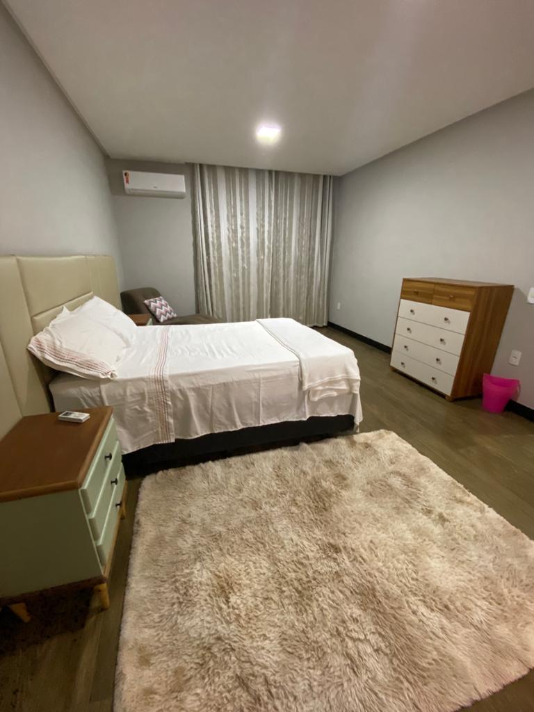 Dormitorio 1: suite principal con acceso al balcón y área de servicio.