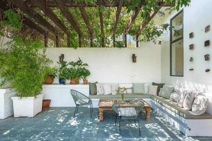 Serene Topanga Mountain Retreat gallery image 2