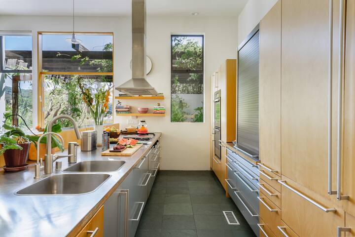 Serene Topanga Mountain Retreat gallery image 5