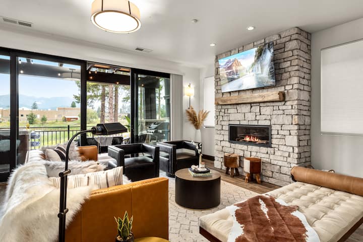 Rehatohu pranë ambientit të zjarrit me gaz në dhomën e ndenjjes!