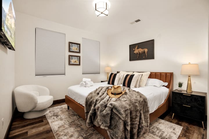 Dhoma jonë e rehatshme kryesore e gjumit me dyshek të rehatshëm me cilësi të lartë në një krevat dopio "king"!