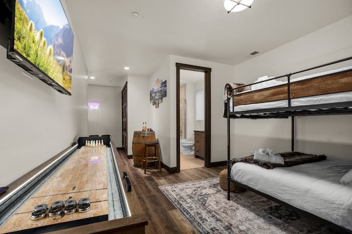 Le të luajmë gjithë ditën në dhomën tonë të lojës për t 'i mbajtur fëmijët të zënë gjatë qëndrimit tënd!