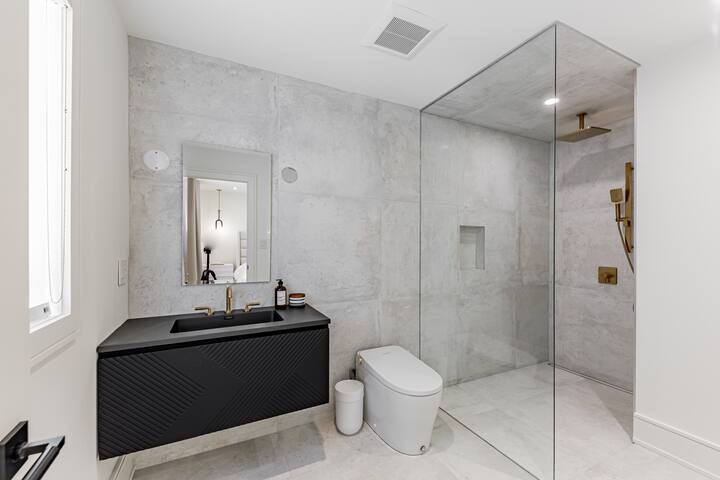 Design & Comfort-Stunning Modern 3 BD/4 Bath home gallery image 5