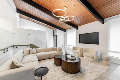 Popular Airbnb listing: Design & Comfort-Stunning Modern 3 BD/4 Bath home in Don Valley East