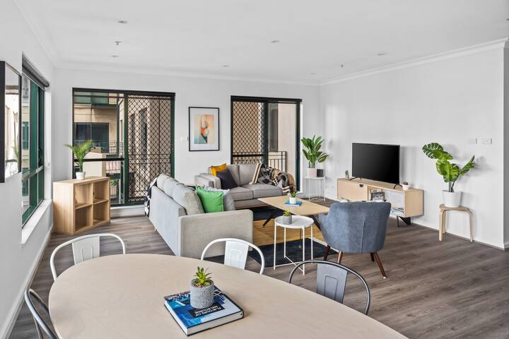 Gorgeous CBD Gem. Amazing View! gallery image 3