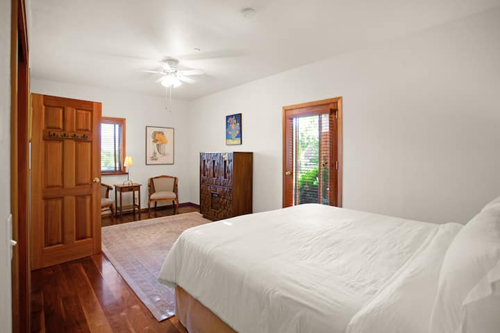 ห้องนอนใหญ่รองพร้อมเตียงคิงไซส์และห้องน้ำในตัว  