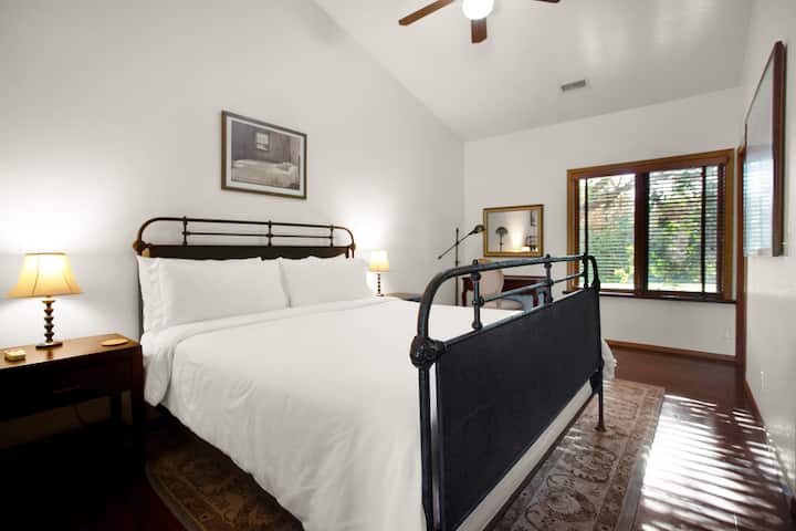 ห้องนอน 3 พร้อมเตียงควีนไซส์ห้องน้ำในตัวและห้องใต้หลังคาที่ซ่อนอยู่พร้อมบันได  