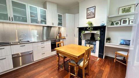 Charming Ironmonger's Cottage & Rooftop Oasis