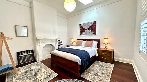 Charming Ironmonger's Cottage & Rooftop Oasis