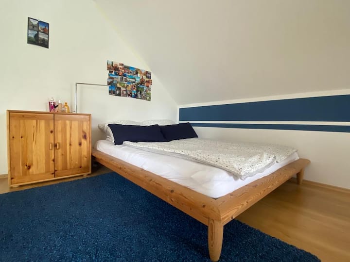 Cama doble, sala de estar y habitación al sur