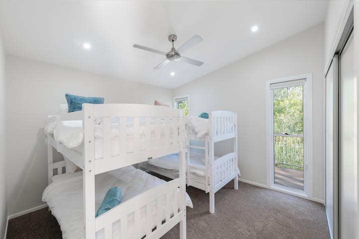 Საბავშვო საძინებელი, 4 ორსართულიანი საწოლი და ვენტილატორი