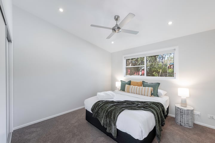 Მეორე საძინებელი, ორადგილიანი საწოლი, ვენტილატორი.