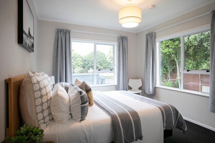 Საძინებელი 2 - საწოლი 152 × 203 სმ