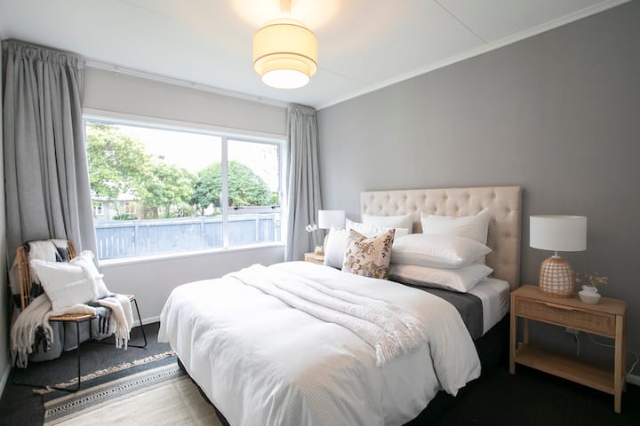 Საძინებელი 1 - 
Queen-ის უმშვენიერესი მასტერ-საძინებელი ლამაზად მოწყობილი თეთრეულით და დეკორით მშვიდი ძილისთვის. Დიდი გასასეირნებელი გარდერობი სარკით. 