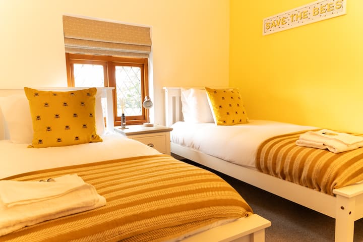  Chumba cha Nyuki – chumba cha kulala pacha cha kupendeza chenye vitanda viwili vya mtu mmoja. Taulo safi na vifaa vya usafi wa mwili vimetolewa kwa ajili ya ukaaji wako.