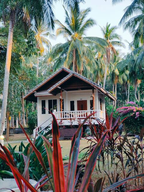 Charming CozyBalcony cottage