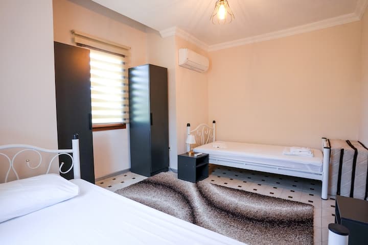 K dispozícii sú dve jednolôžkové postele s rozmermi 100 x 200 a 2 samostatné šatníky. Klimatizácia.