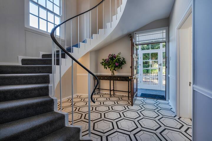 Beautiful Georgian Home gallery image 4