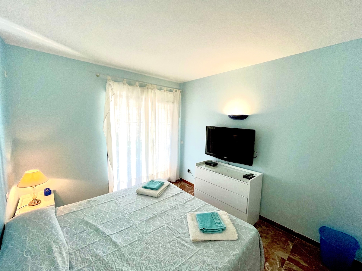 宽敞的主卧套房，配有宽敞的衣柜和独立浴室