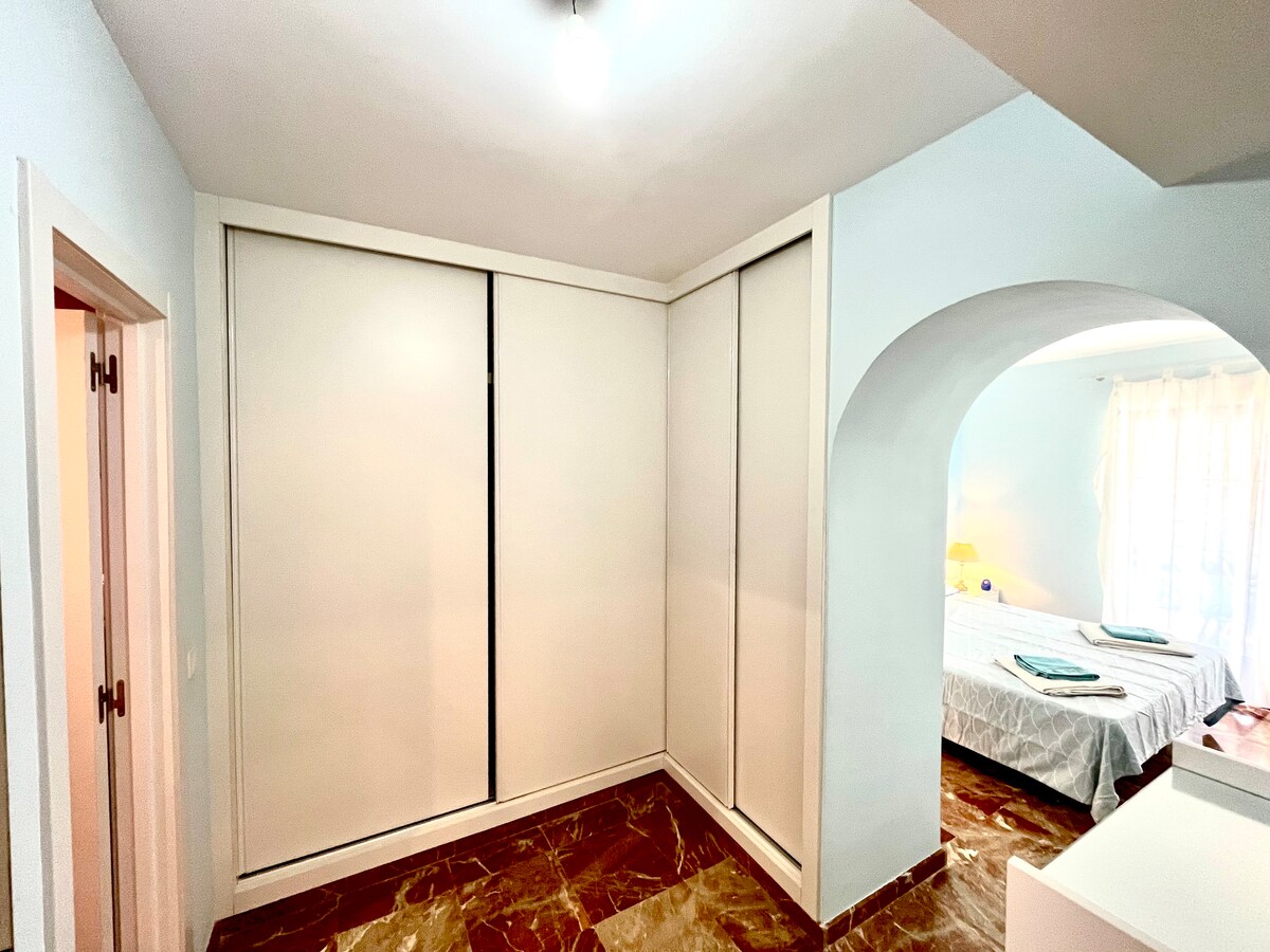 主套房旁的推门式衣柜