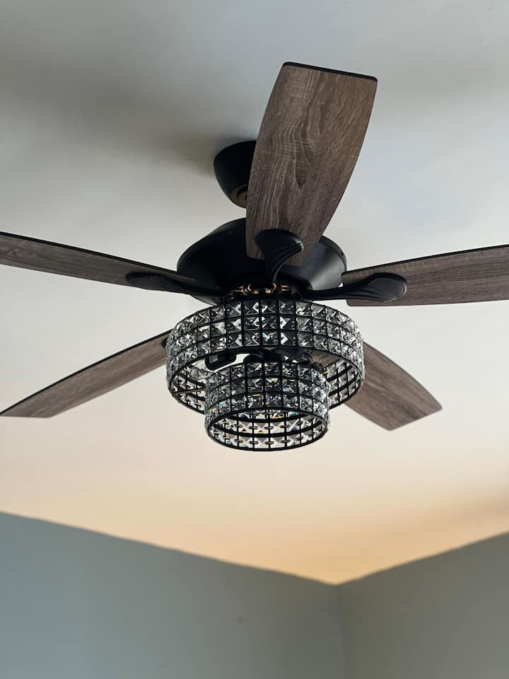 مراوح السقف في جميع غرف النوم