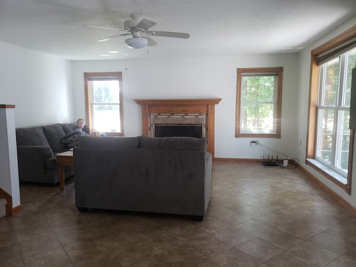 ห้องนั่งเล่น โซฟาที่กว้างกว่าคือเตียงโซฟาควีนไซส์