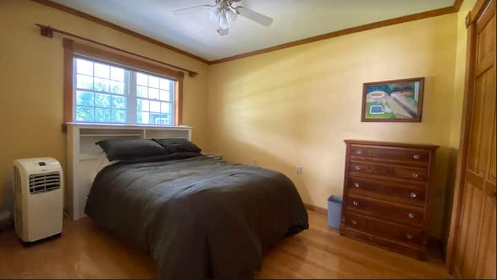 ห้องนอนชั้นแรกมีห้องน้ำเต็มรูปแบบ