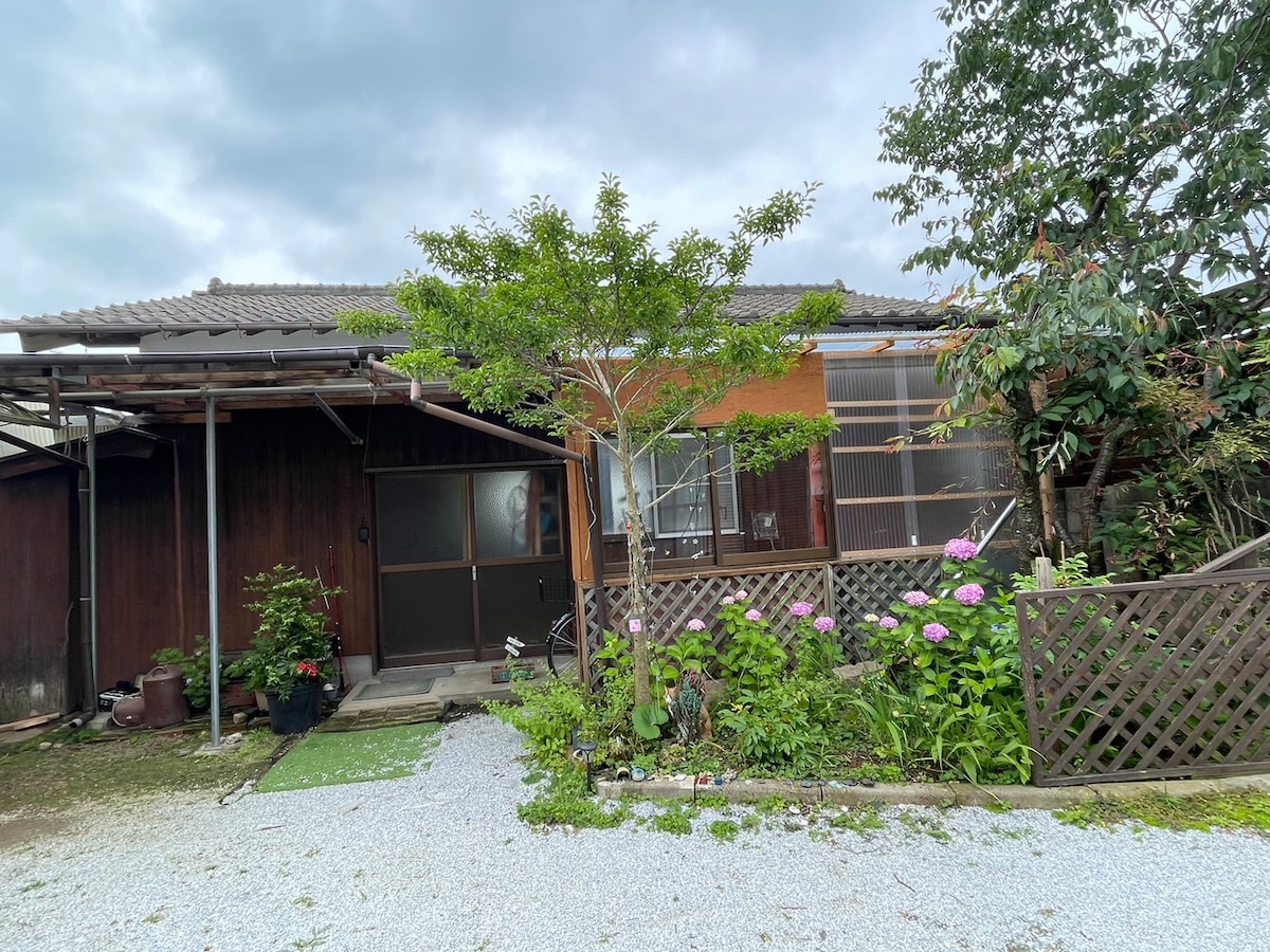 Het is een drukke ingang.
Hier kunnen 2 gasten verblijven.
Het is een kamer met uitzicht op zee.