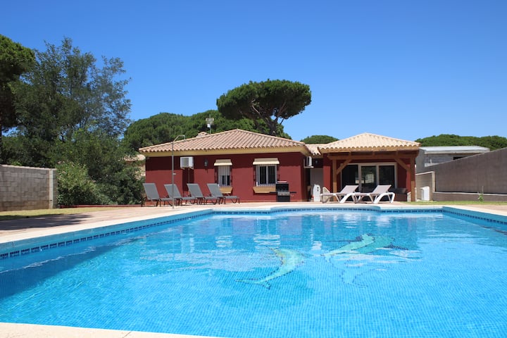 Villa Madden, Fabulous Large Pool, Parking - Chiclana de la Frontera