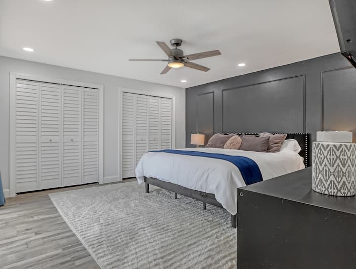 חדר שינה ראשי 1: סוויטת הורים בגודל קינג. מצעים יוקרתיים. וילונות האפלה. טלוויזיה גדולה. מאוורר תקורה. שולחנות צד עם תקעי מטען USB. ארון ענק עם האנגרים וכריות, שמיכות ומצעים נוספים. 