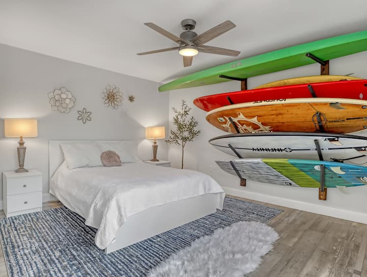 חדר שינה 2: סוויטה קווין סייז עם מצעים יוקרתיים. מבחר גלשני גלישה על הקיר (יש לשאול לפני השימוש). מאוורר תקורה. ארון משמאל עם שפע של אחסון, האנגרים, כריות ומצעים נוספים. 