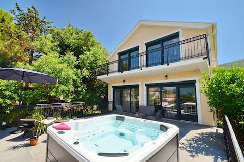 Stylish Brand New 2Br Apartment w/ Terrace&Hot Tub