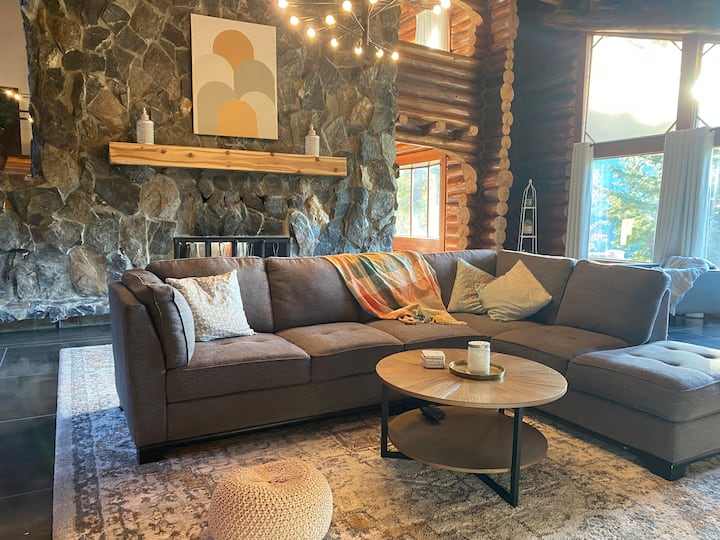 Attunga Log Home Retreat Houses for Rent in Tappen, British Columbia