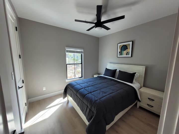 ห้องนอนผู้เข้าพัก 2 พร้อมเตียงควีนไซส์และตู้เสื้อผ้า 