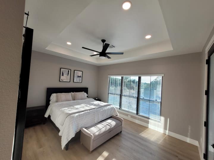 ห้องนอนใหญ่พร้อมเตียงขนาดคิงไซส์