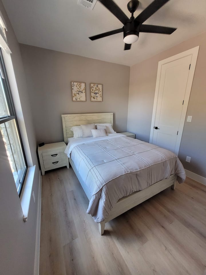 ห้องนอนผู้เข้าพัก 1 พร้อมเตียงควีนไซส์และตู้เสื้อผ้า