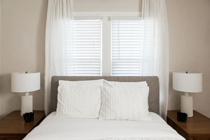 Საძინებელი 2: საწოლი 152 × 203 სმ 