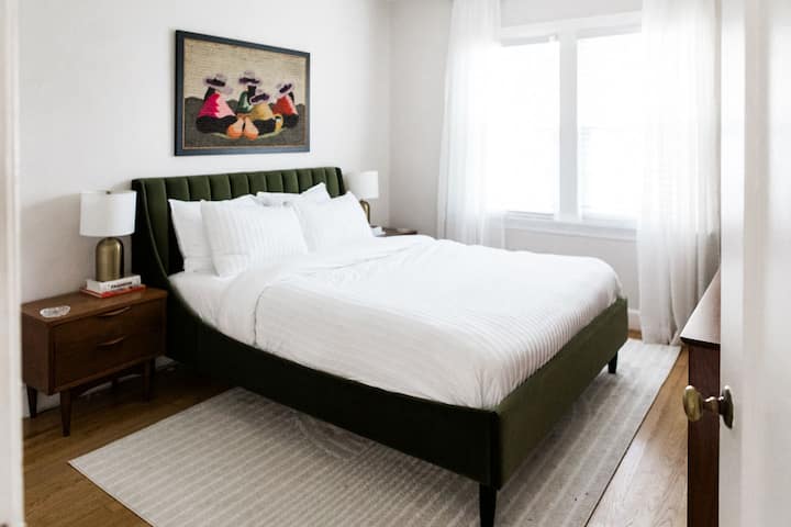 Საძინებელი 1: საწოლი 152 × 203 სმ 