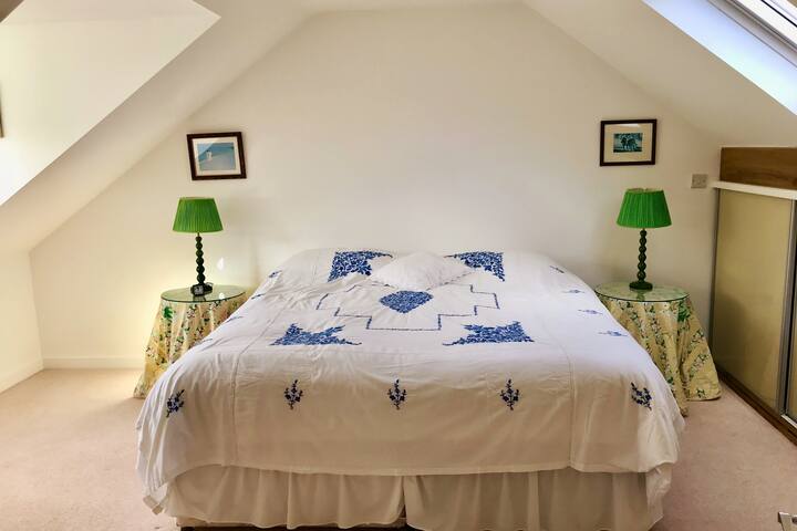 Spavaća soba na katu - može se sastojati od 2 kreveta za jednu osobu ili 1 bračni krevet (1,8x2). Za dvije osobe. Radni stol i TV u sobi. 