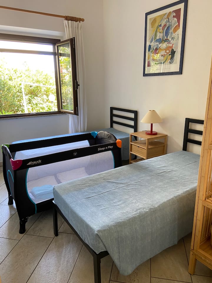 El segundo dormitorio con camas individuales individuales que se pueden unir para tener otra cama doble.