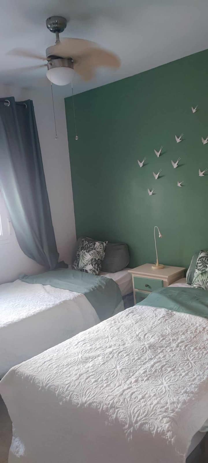 Spavaća soba 2 s dva odvojena kreveta, roletama, ventilatorima i klima-uređajem + velikim ormarom