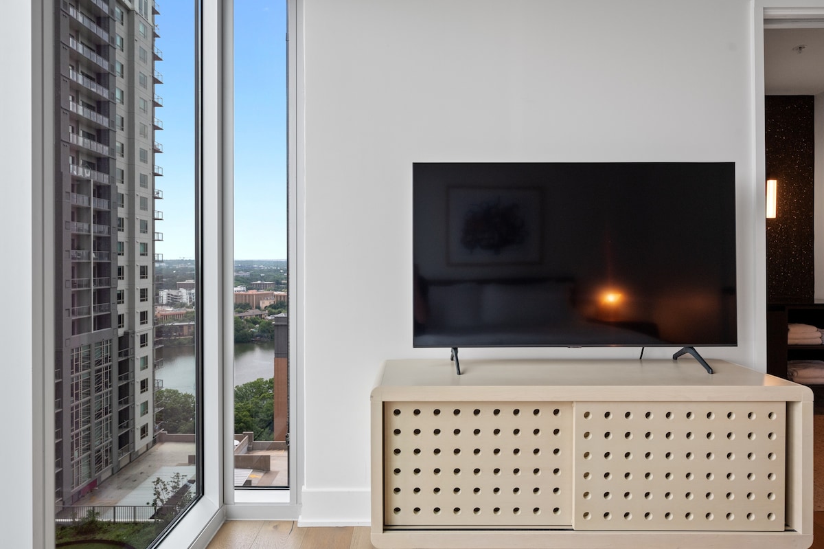 Cozy Corner Condo | On Rainey Street + Lake View!