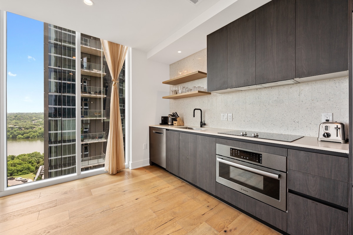Cozy Corner Condo | On Rainey Street + Lake View!