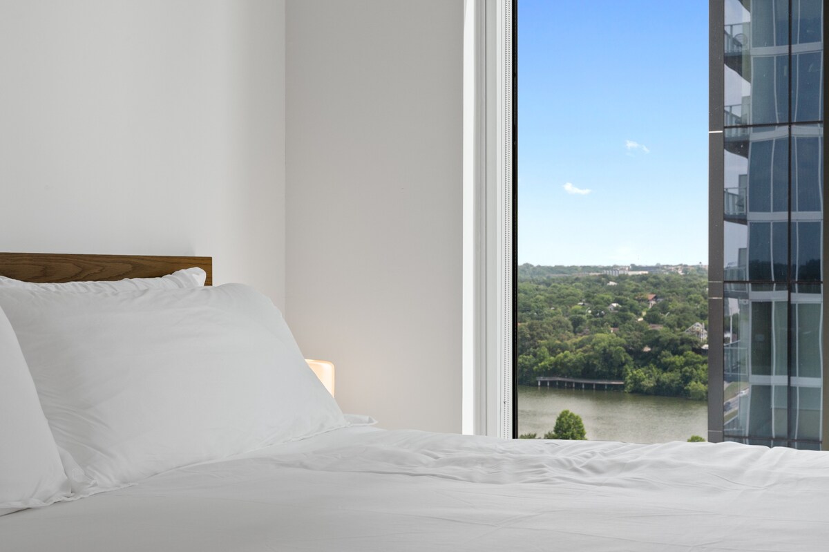 Cozy Corner Condo | On Rainey Street + Lake View!