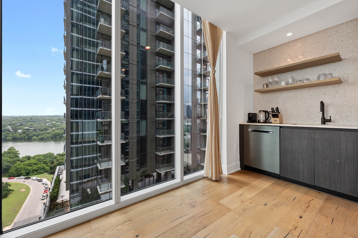 Cozy Corner Condo | On Rainey Street + Lake View!