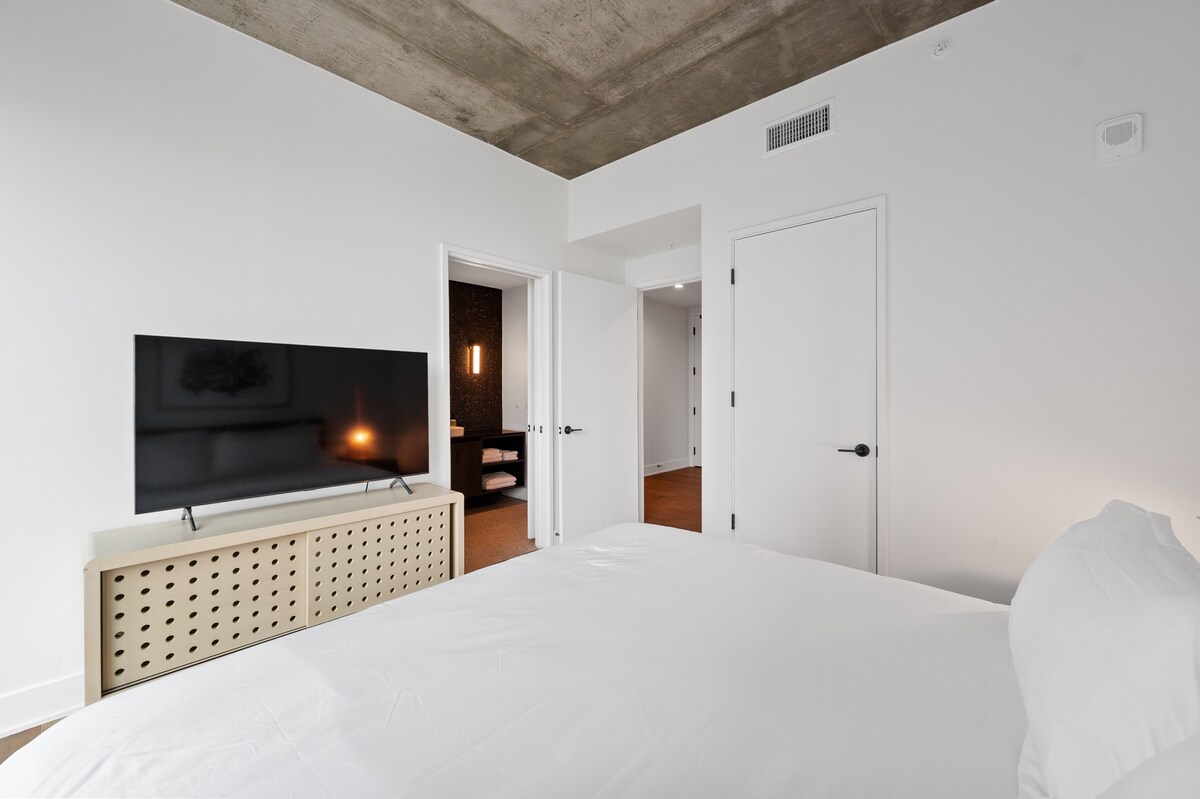 Cozy Corner Condo | On Rainey Street + Lake View!