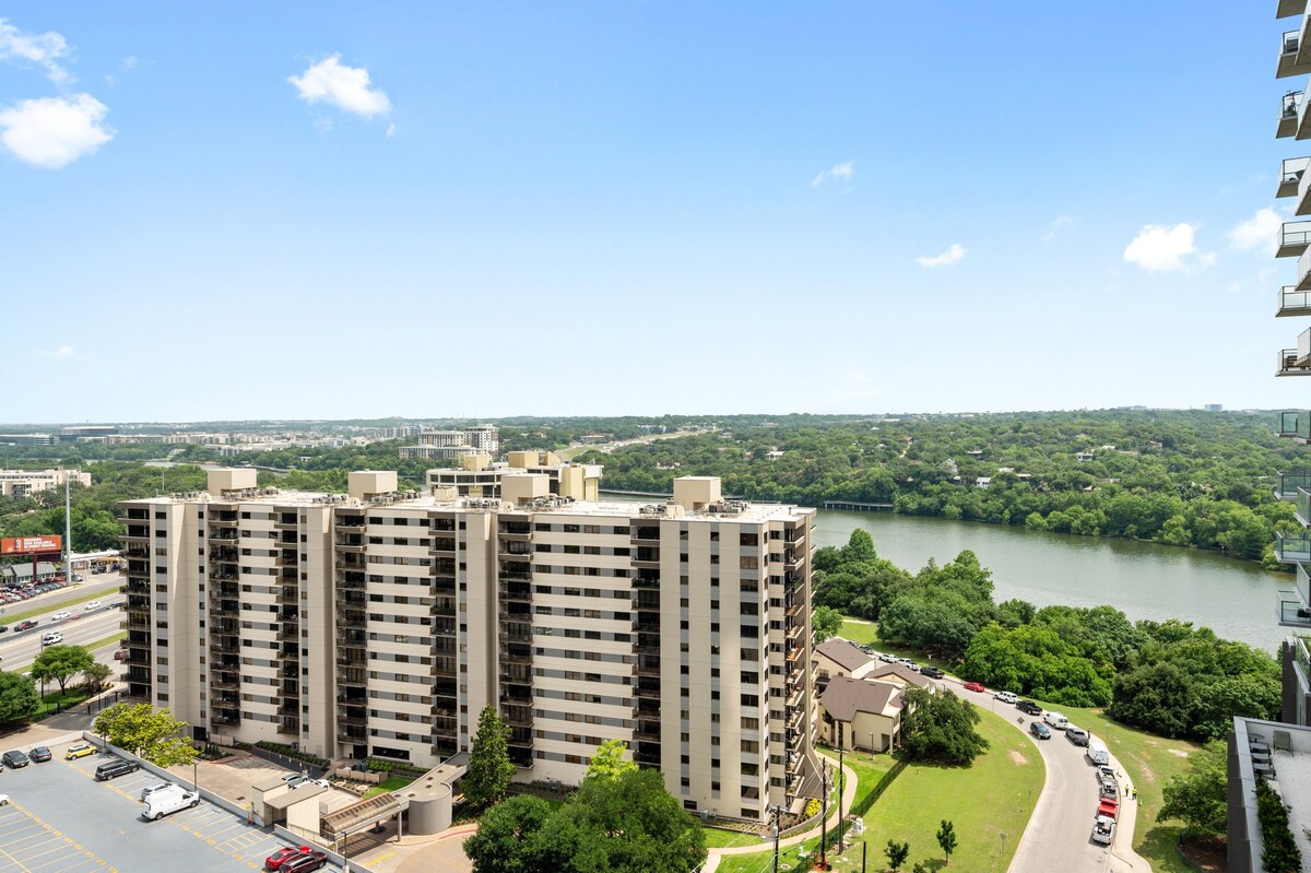 Cozy Corner Condo | On Rainey Street + Lake View!