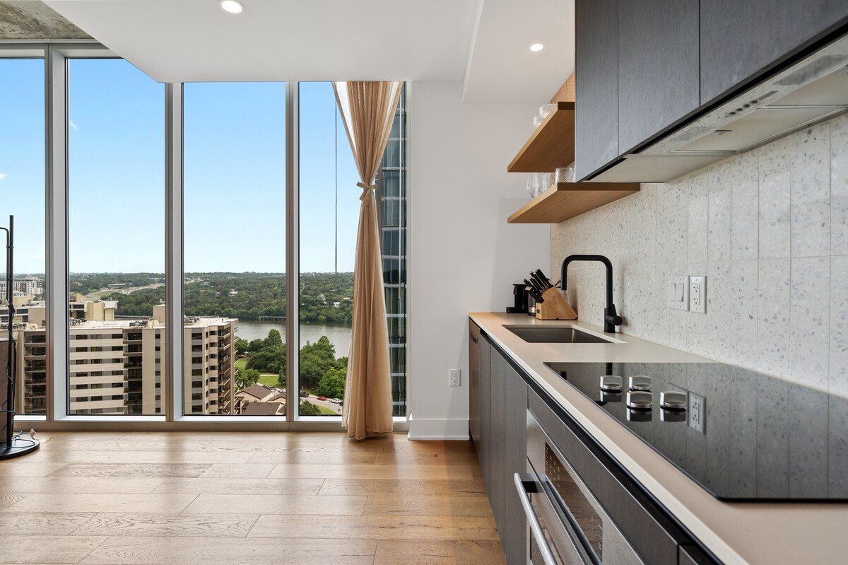 Cozy Corner Condo | On Rainey Street + Lake View!