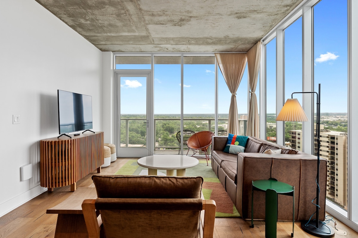Cozy Corner Condo | On Rainey Street + Lake View!