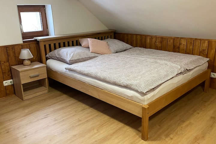 Dormitorio del primer piso con 1 cama doble.